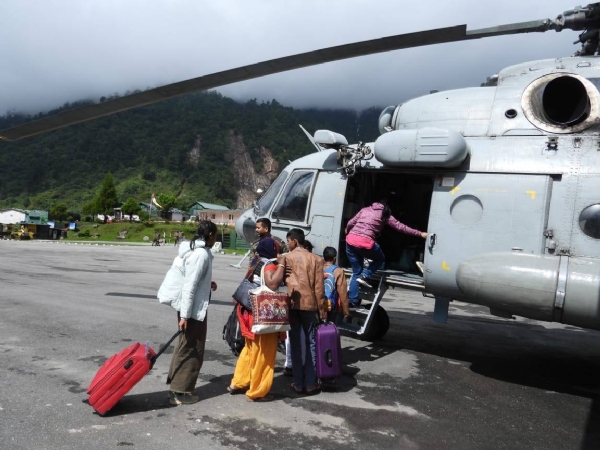 स्थानीय बासिन्दा र फसेका पर्यटकहरूलाई सहयोग गर्न भारतीय सेना मैदानमा