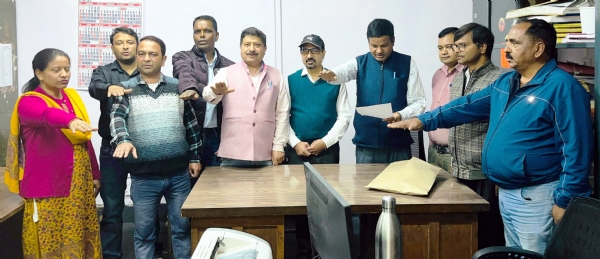 कुमाऊँ विश्वविद्यालय शिक्षणेतर कर्मचारी संघ के नवनिर्वाचित पदाधिकारी जीत के बाद शपथ ग्रहण करते हुए।