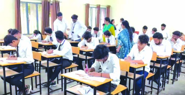 निरीक्षण करते हुए