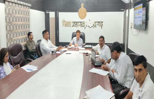 वीडियो कॉन्फ्रेंसिंग के दौरान मौजूद एसडीएम नारनौल रमित यादव।