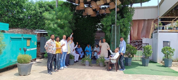 अवैध कब्जे के विरोध में बार के सामने विरोध जताते हुए जितेन्द्र श्योराण व सेक्टरवासी।