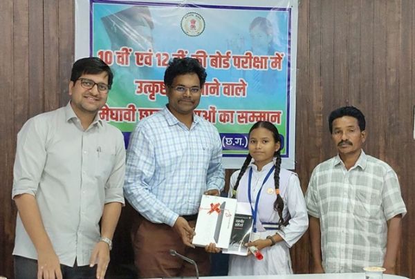 मेधावी छात्रों को किया प्रोत्साहित