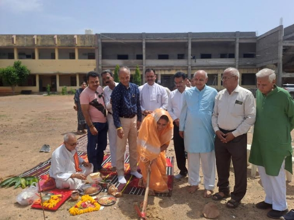लॉ कॉलेज परिसर में हुडको के 1 करोड़ रू. की मद से बनने वाली सर्वसुविधायुक्त कम्प्यूटर भवन लैब का हुआ भूमिपूजन