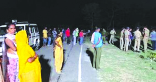 घटनास्थल पर मौजूद लोगों की भीड़ घटनास्थल पर मौजूद लोगों की भीड़