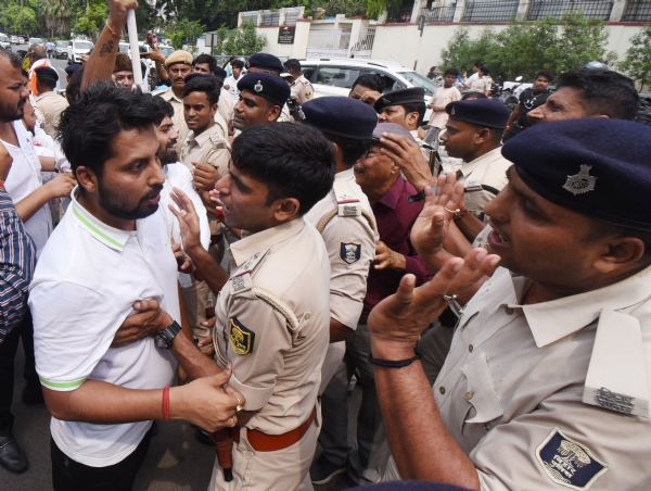 नाबालिग दलित दुष्कर्म पीड़िता की अस्पताल में इलाज के दौरान मौत के बाद कांग्रेस कार्यकर्ताओं ने स्वास्थ्य मंत्री मंगल पांडेय के सरकारी आवास का घेराव कर विरोध प्रदर्शन किया