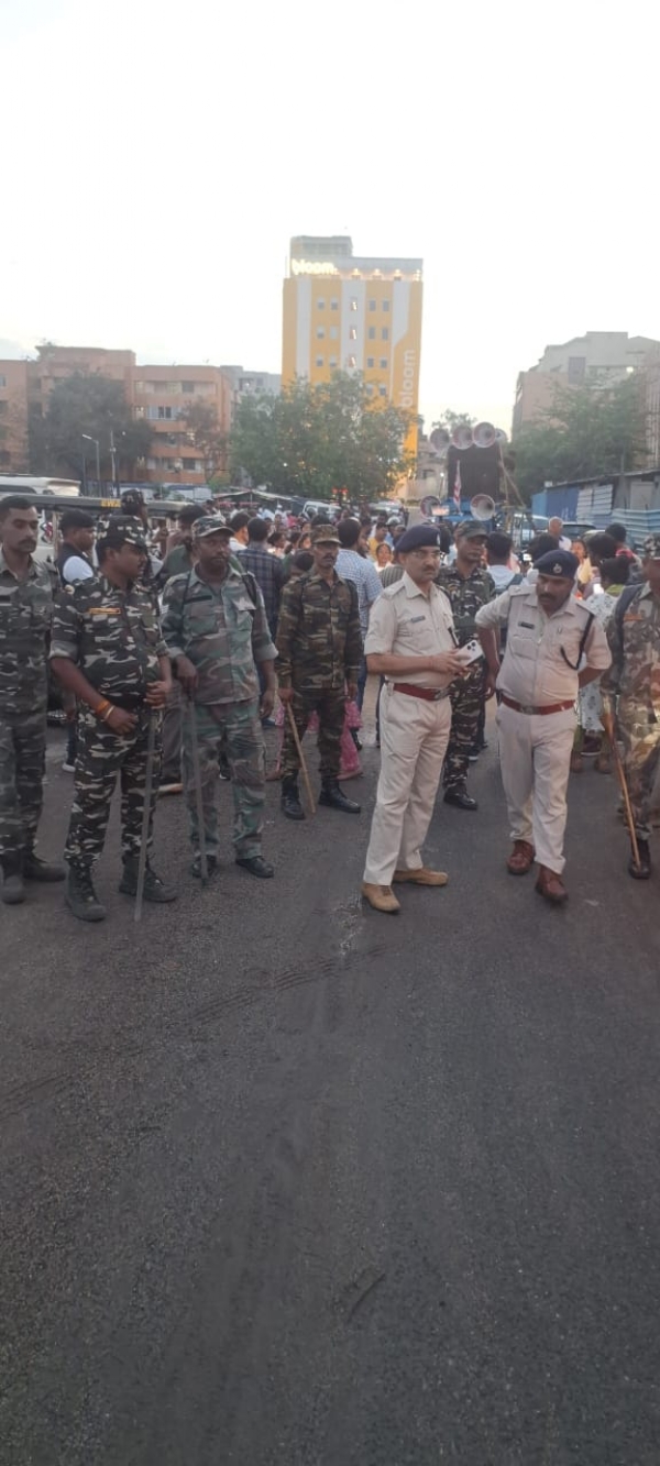 बैंड के दौरान पुलिस बल तैनात