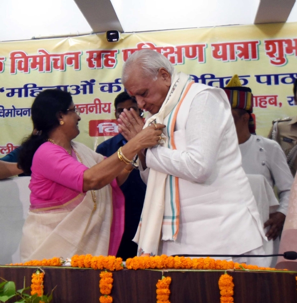 विधान परिषद् एनेक्सी हॉल में पुस्तक विमोचन समारोह में राज्यपाल आरिफ मोहम्मद खान को सम्मनित क्रते