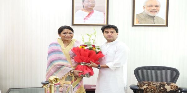 केंद्रीय मंत्री ज्योतिरादित्य सिंधिया को पुष्पगुच्छ भेंट करती विधायक रेणुका सिंह