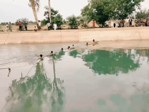 नहर में डूबे युवक को चेन बना कर ढूंढते हुए।