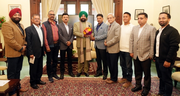 नैनीताल राजभवन में राज्यपाल से भेंट करते नैनीताल होटल एवं रेस्टोरेंट एसोसिएशन के पदाधिकारी।