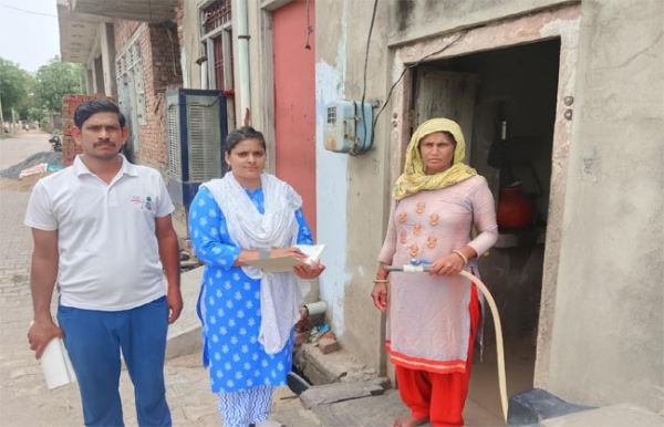 जल संरक्षण को लेकर नागरिकों को जागरूक करते हुए।