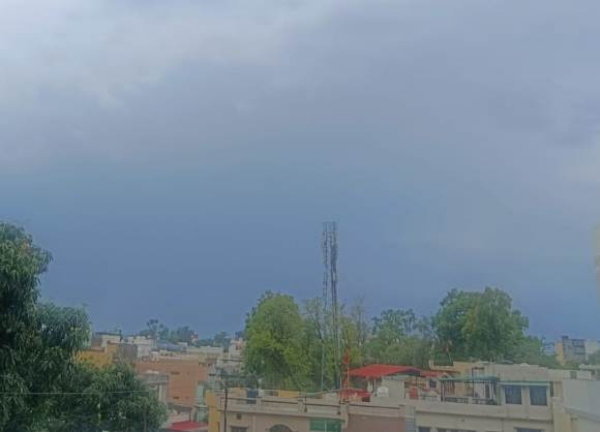 देहरादून में आसमान में छाए बादल, रूक-रूक कर बारिश।