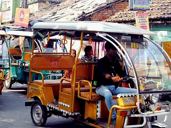 नाबालिगों और नशे में धुत टोटो चालकों की वजह से दुर्घटनाएं बढ़ रही हैं