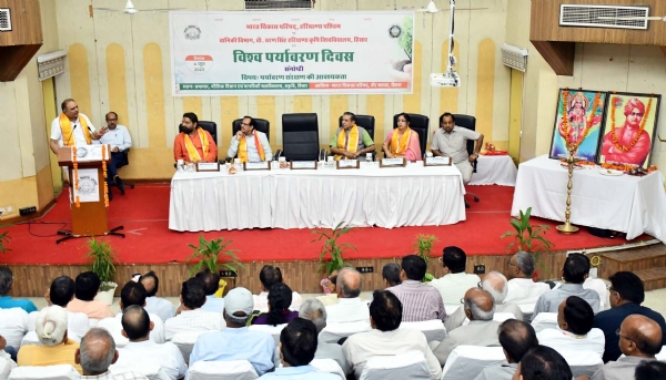 संगोष्ठी को संबोधित करते कुलपति प्रो. बीआर कम्बोज।