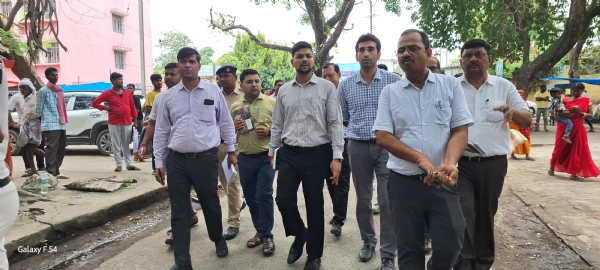 निरीक्षण करते जिलाधिकारी