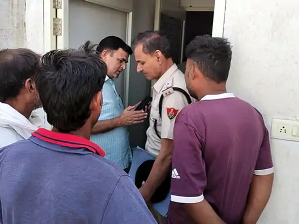 फतेहाबाद। टोहाना के होटल में जांच करती पुलिस टीम।