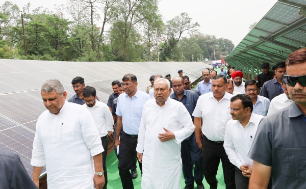 मुख्यमंत्री नीतीश कुमार ने बिक्रम में कैनाल बैंक सौर ऊर्जा परियोजना के उद्घाटन के बाद दौरा किया