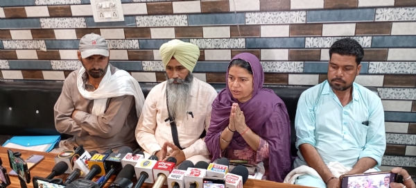 मीडिया के समक्ष अपनी बात रखता पीडि़त पक्ष।