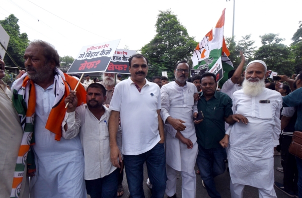 नाबालिग दलित दुष्कर्म पीड़िता की अस्पताल में इलाज के दौरान मौत के बाद कांग्रेस कार्यकर्ताओं ने स्वास्थ्य मंत्री मंगल पांडेय के सरकारी आवास का घेराव कर विरोध प्रदर्शन किया