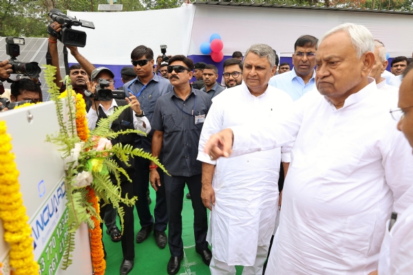 मुख्यमंत्री नीतीश कुमार ने बिक्रम में कैनाल बैंक सौर ऊर्जा परियोजना के उद्घाटन के बाद दौरा किया