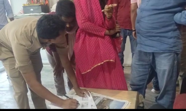 पुलिस आवश्यक लिखा पढ़ी करते हुए