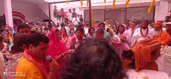 आरती करते कुंवर राहुल व उनकी पत्नी