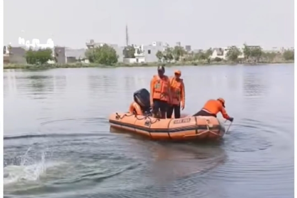 फोटो कैप्शन 4आरटीके3 : एनडीआरएफ की टीम सर्च अभियान चलाकर टैंक से बच्चे के शव को बाहर निकालते ------------