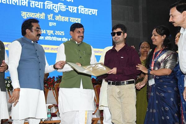 मुख्यमंत्री डॉ. यादव ने दिव्यांगजन को नियुक्ति पत्र, स्मार्टफोन एवं मोटराइज्ड साइकिलें वितरित की