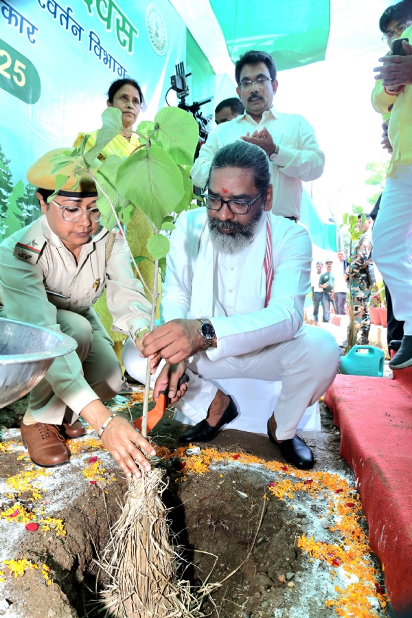 मुख्यमंत्री पौधारोपण करते हुए