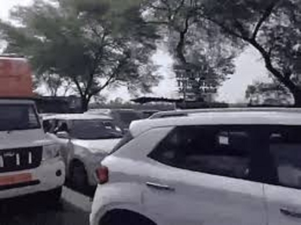 भोपाल-इंदौर हाईवे पर लगा लंबा जाम