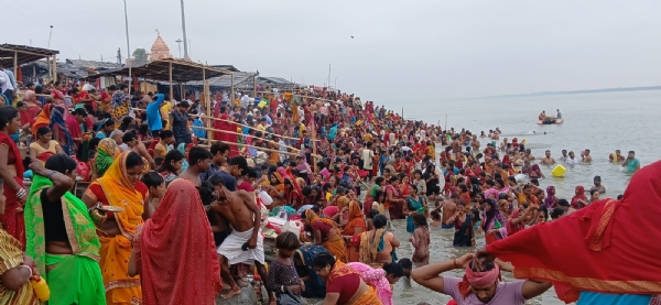 गंगा स्नान करते श्रद्धालु