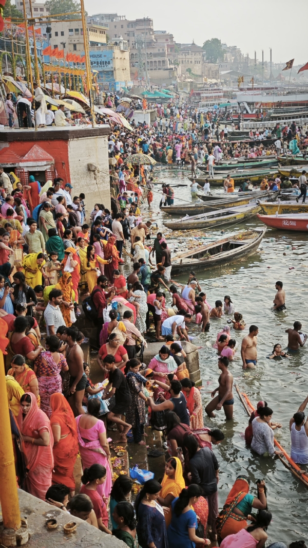 वाराणसी: गंगा दशहरा पर गंगा में डुबकी लगाते श्रद्धालु