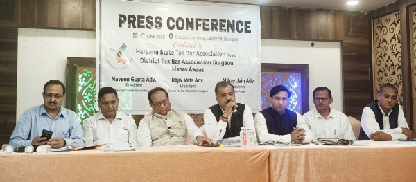 गुरुग्राम में पत्रकारों से बात करते हरियाणा स्टेट टैक्स बार एसोसिएशन के अध्यक्ष एडवोकेट नवीन गुप्ता, साथ में जिला टैक्स बार एसोसिएशन के अध्यक्ष राजीव वत्स, मानव आवाज संस्था के संयोजक एडवोकेट अभय जैन व अन्य पदाधिकारी।