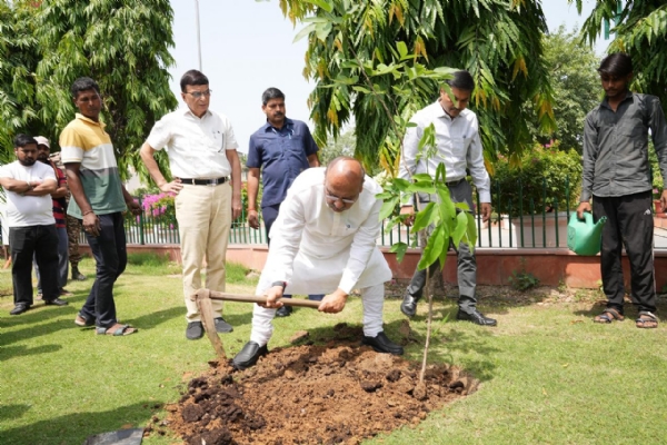 दिल्ली विधानसभा में गुरुवार को पौधारोपण करते विधानसभा दिल्ली विधानसभा में गुरुवार को पौधारोपण करते विधानसभा