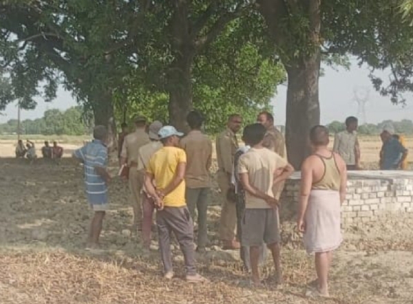 घटनास्थल शव को कब्जे में लेती पुलिस