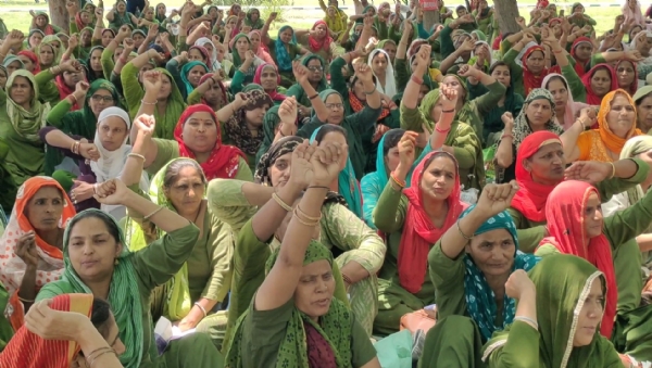 अपनी मांगों को लेकर पानीपत में प्रदर्शन करती प्रदेश भर से आई मिड डे मिल कर्मचारी