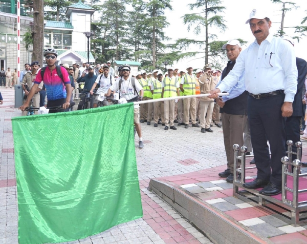 विश्व पर्यावरण दिवस पर साइकिल रन को झंडी दिखाकर किया रवाना करते मुख्यमंत्री