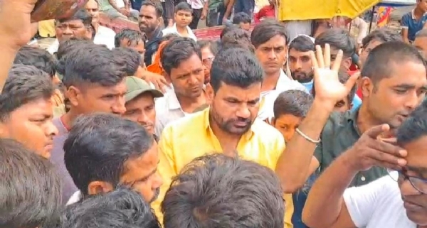 वार्ता करते पूर्व विधायक कुशवाहा शिवपूजन मेहता