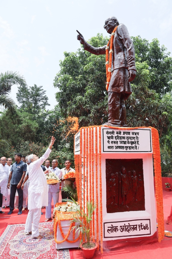 संपूर्ण क्रांति दिवस के दौरान मुख्यमंत्री नीतीश कुमार ने समाजवादी नेता जयप्रकाश नारायण को श्रद्धांजलि देते