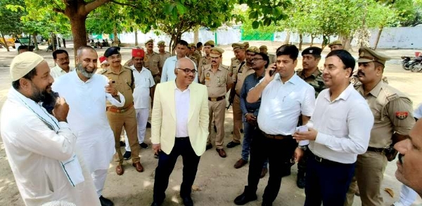 कानपुर में जिलाधिकारी ने बड़ी ईदगाह में आगामी बकरीद ईद उल जुहा के अवसर पर पढ़ी जाने वाली नमाज के दृष्टिगत व्यवस्थाओं का जायजा लिया गया साथ में अन्य अधिकारी गण का छायाचित्र