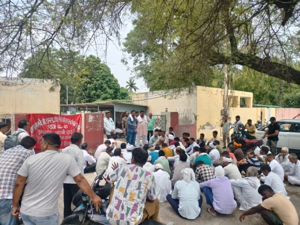 पब्लिक हेल्थ ब्रांच की गेट मीटिंग को संबोधित करते यूनियन पदाधिकारी।