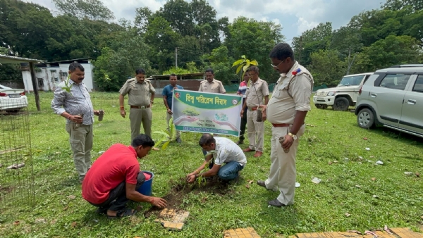 पर्यावरण दिवस पर थाने में पौधारोपण