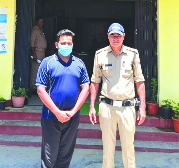 पुलिस गिरफ्त में आरोपित