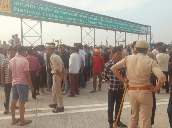टोल पर हाइवे जाम करते हुए ग्रामीण