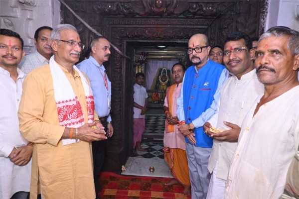 राज्यपाल रमेन डेका भगवान राजीव लोचन एवं कुलेश्वर महादेव मंदिर में पूजा अर्चना करते हुए राज्यपाल रमेन डेका भगवान राजीव लोचन एवं कुलेश्वर महादेव मंदिर में पूजा अर्चना करते हुए