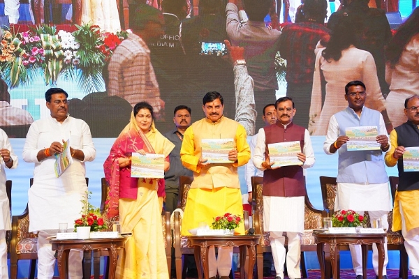 मुख्यमंत्री ने विश्व पर्यावरण दिवस पर पाठ्य सामग्री का विमोचन और पीएचडी छात्रों को पर्यावरण छात्रवृत्ति प्रदान की।