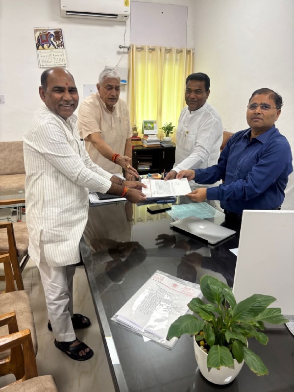 प्रमुख सचिव से अपनी बात रखते विधायक