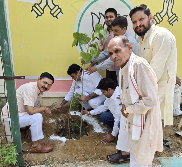गुरुग्राम भाजपा कार्यालय में पाैधाराेपण करते भाजपा संगठन मंत्री फणीन्द्रनाथ शर्मा ।