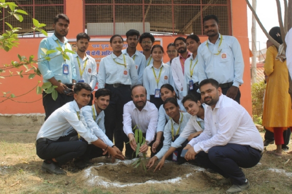 *पर्यावरण संतुलन के लिए पौधरोपण के साथ पौधों के संरक्षण का भी लें संकल्प : कुलपति*