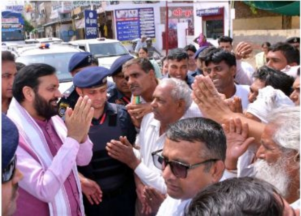 ग्रामीणों से मुलाकात करते मुख्यमंत्री नायब सैनी। ग्रामीणों से मुलाकात करते मुख्यमंत्री नायब सैनी।